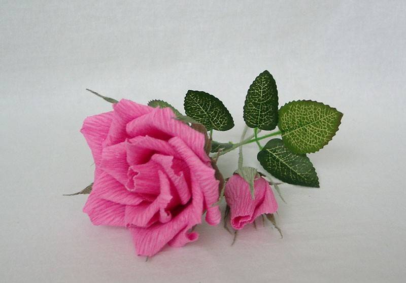 Бутоны роз из гофрированной бумаги с конфетами: 3 способа