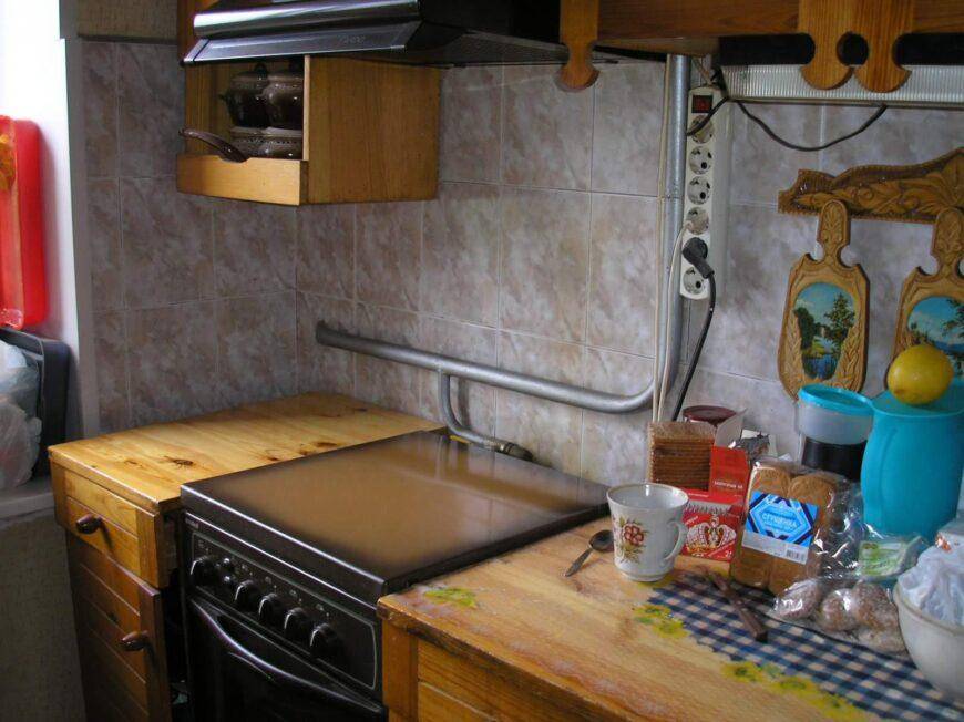 Как спрятать или задекорировать трубы на кухне при ремонте (газовые, вентиляционные, канализационные): советы и фото