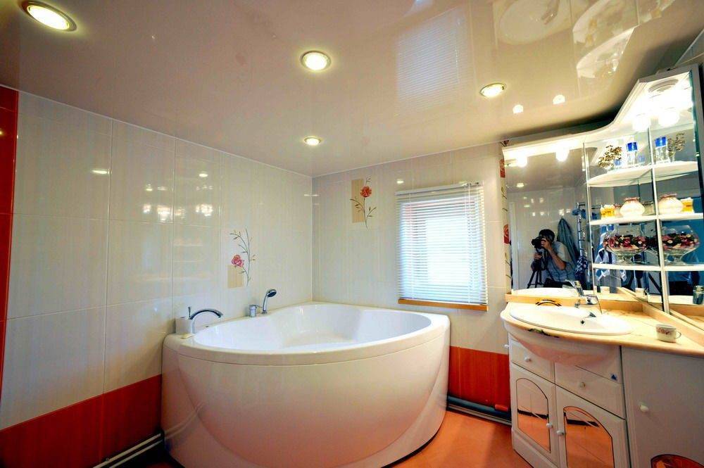 Натяжные потолки в ванной комнате: особенности выбора: