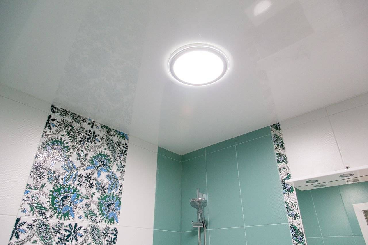 Какой потолок сделать в ванной комнате — анализ существующих материалов