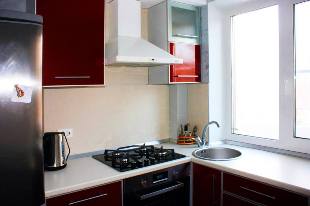 Кухни в хрущевке: фото дизайна малогабаритных помещений с удачной планировкой, угловая и прямоугольная, с холодильником у окна и газовой плитой