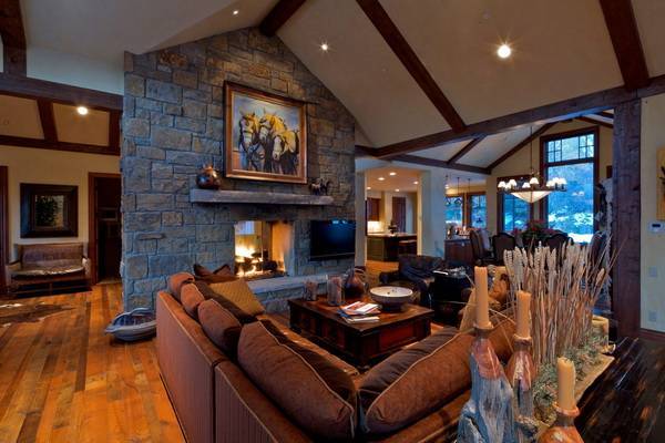 Гостиная в стиле шале: фото интерьера с камином, дизайн кухни в квартире и на даче