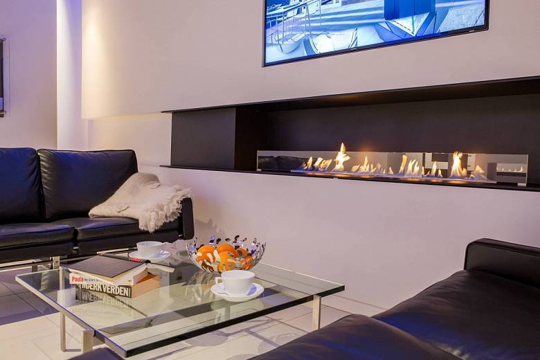 Дизайн гостиной с камином и телевизором в интерьере квартиры и загородного дома, конструкции с искусственным камином