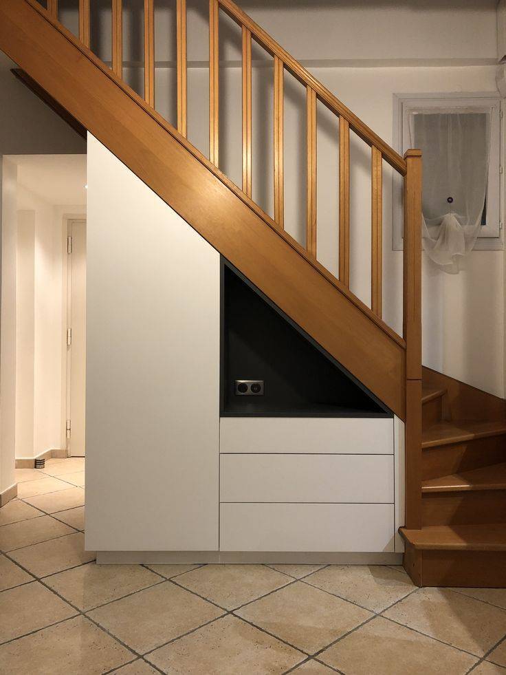 Функциональный шкаф под лестницей в частном доме — 35 фото