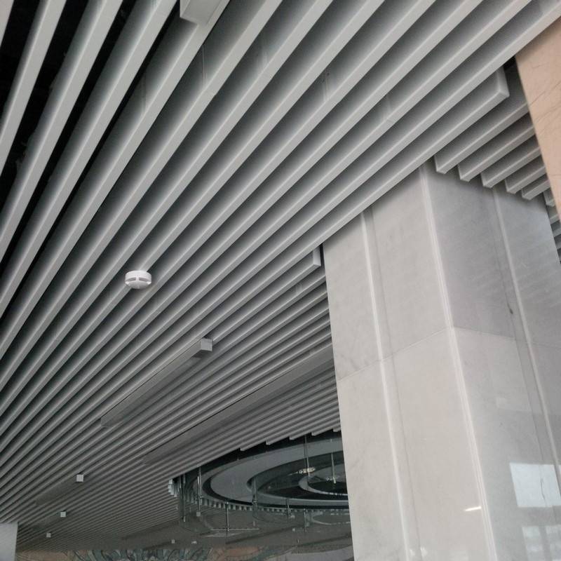Реечный металлический потолок: монтаж подвесного потолка из металлических панелей, металл, стальной реечный потолок