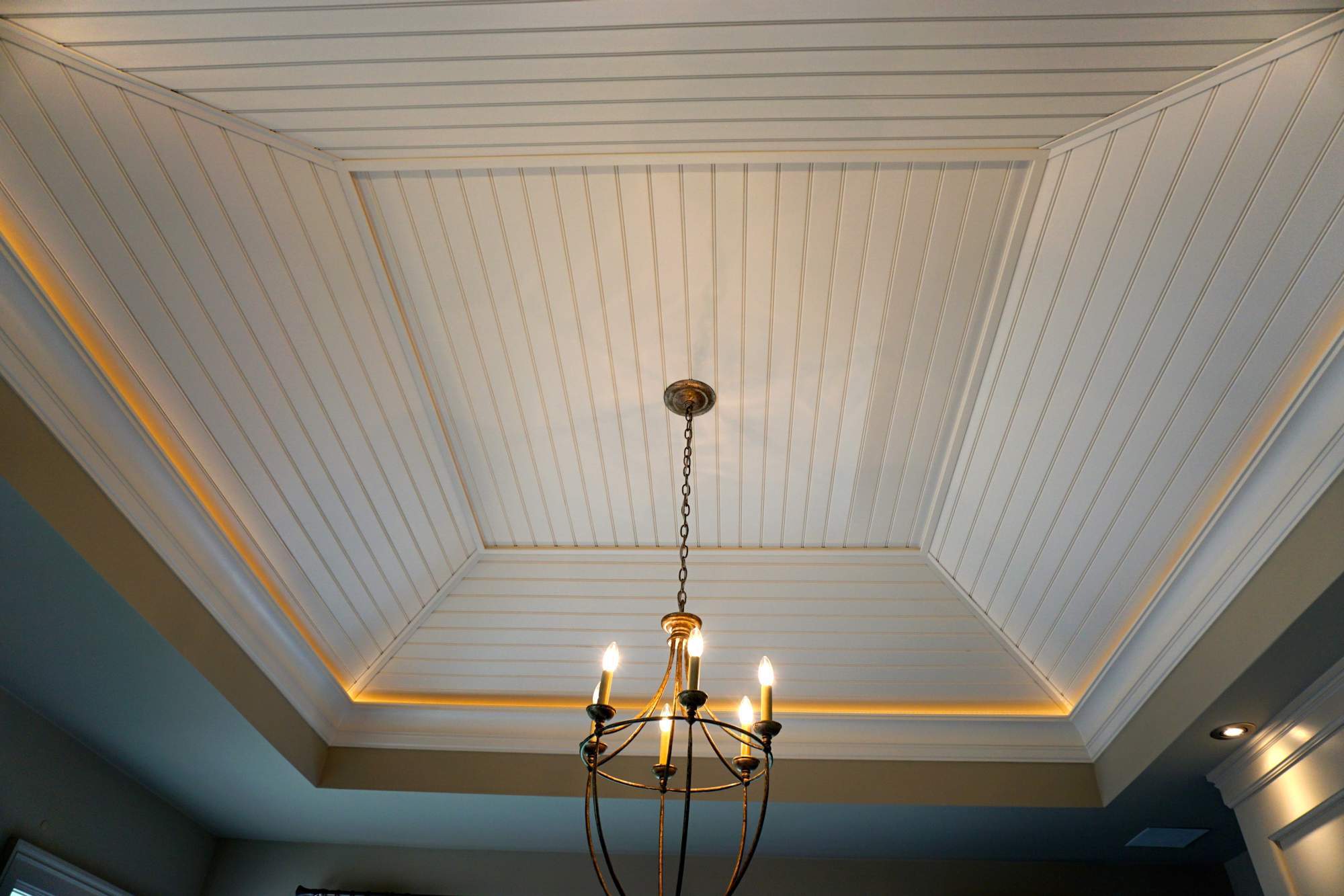 Лучшие способы, как сделать потолок в комнате самостоятельно, красиво и недорого. фото идей