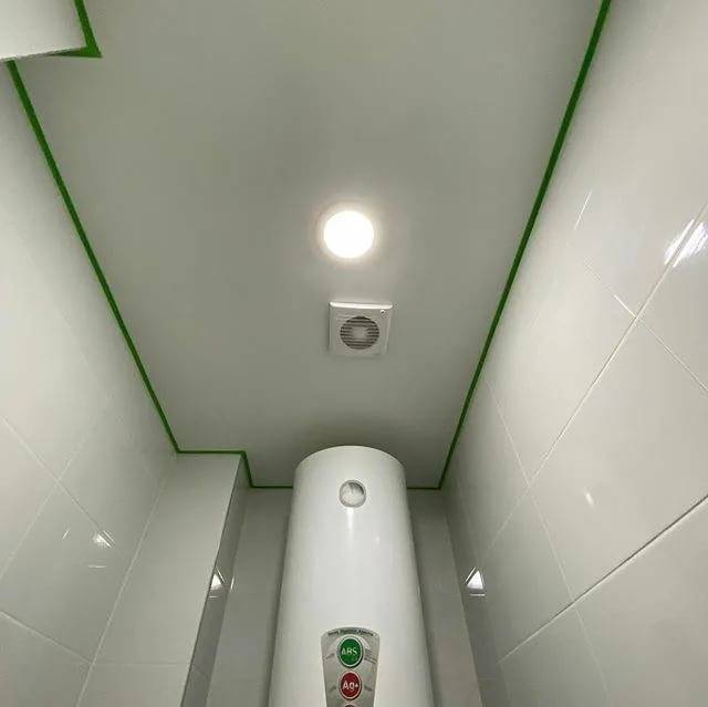 Потолок в туалете - различные варианты, фото
