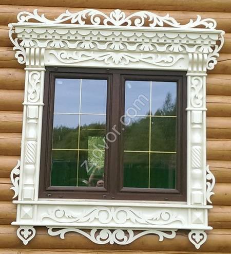 Резные наличники (42 фото): деревянные и пластиковые варианты на окна, конструкции из дерева с резьбой своими руками, нарезная оконная продукция
