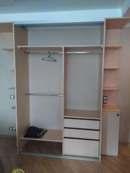 Узкий шкаф-купе (63 фото): длинный глубиной 40 см, встроенный в прихожую, коридор, в маленькую комнату