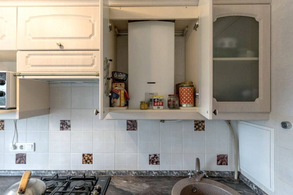 Кухня в «хрущевке» с газовой колонкой (45 фото): варианты дизайна помещения с угловым кухонным гарнитуром. как спрятать газовую колонку в интерьере?