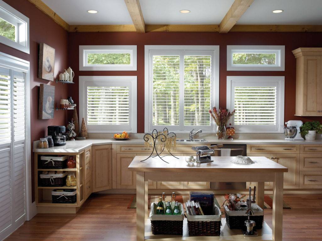 Кухни с окном посередине (20 фото): дизайн интерьера с большим окном по центру, красивые проекты кухни