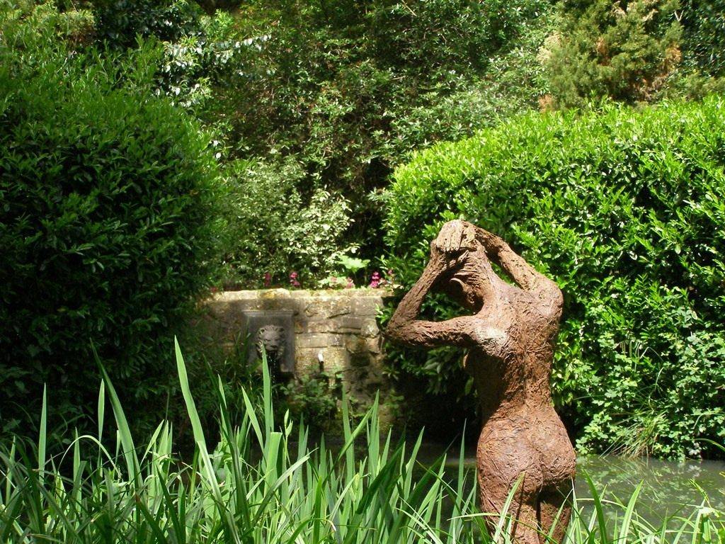 Садовые скульптуры: оригинальные идеи украшения и варианты применения скульптур разных размеров