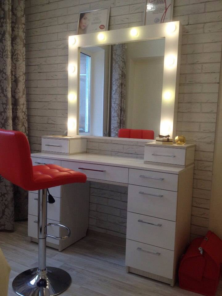 Туалетный столик (85 фото): будуарный стол с зеркалом для макияжа и трюмо, их высота и размеры, подвесные и напольные варианты в современном стиле